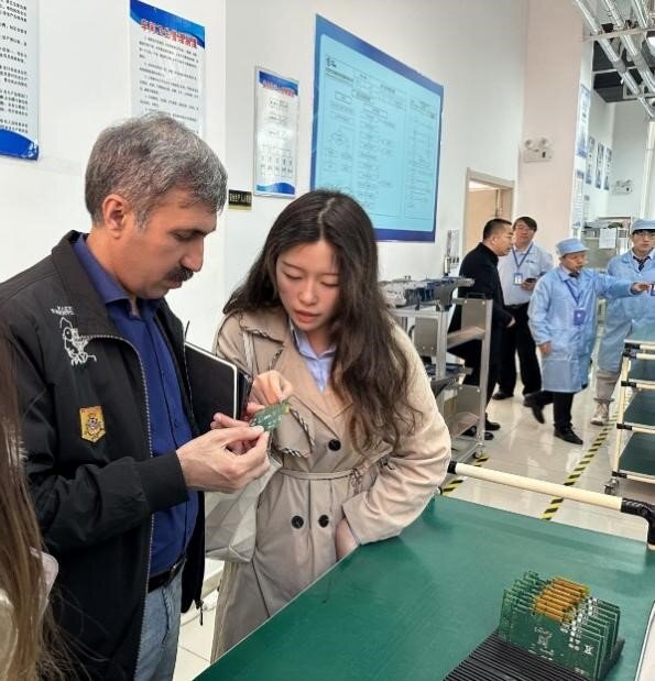 講解人員在給參贊講解光潤(rùn)通網(wǎng)卡產(chǎn)品 講解人員在給參贊講解光潤(rùn)通網(wǎng)卡產(chǎn)品