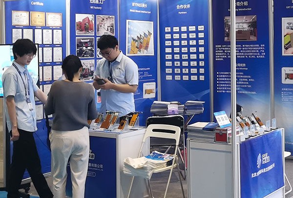 工作人員在為參會(huì)嘉賓介紹光潤(rùn)通網(wǎng)卡產(chǎn)品 工作人員在為參會(huì)嘉賓介紹光潤(rùn)通網(wǎng)卡產(chǎn)品