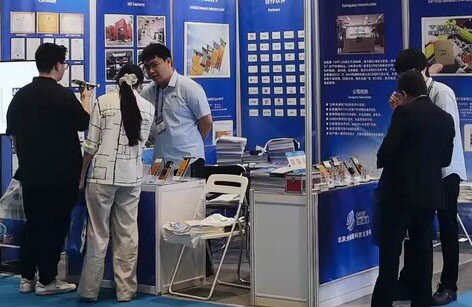 工作人員在為參會嘉賓解答 工作人員在為參會嘉賓解答